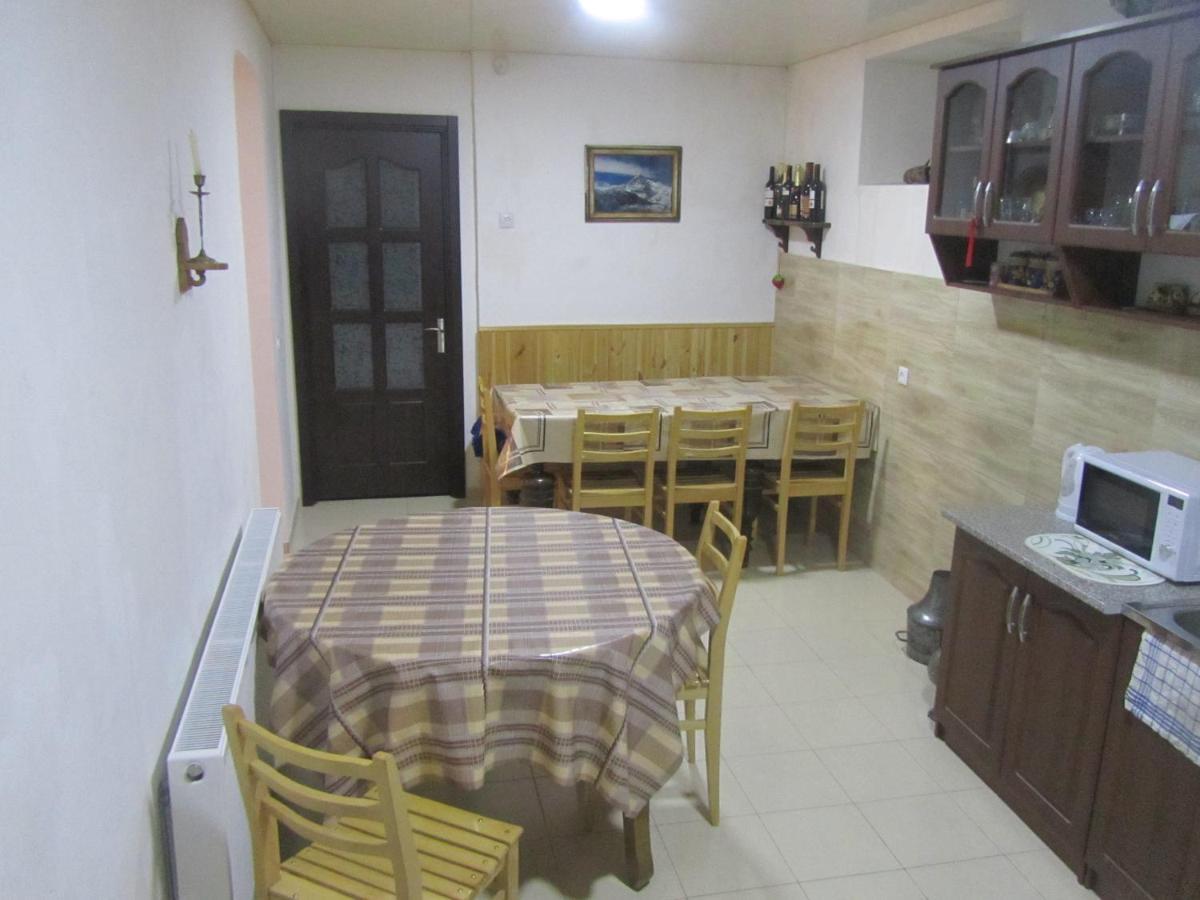 Lela Rezo Guesthouse Kazbegi Exterior foto